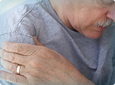 man-with-shoulder-pain-ben-001